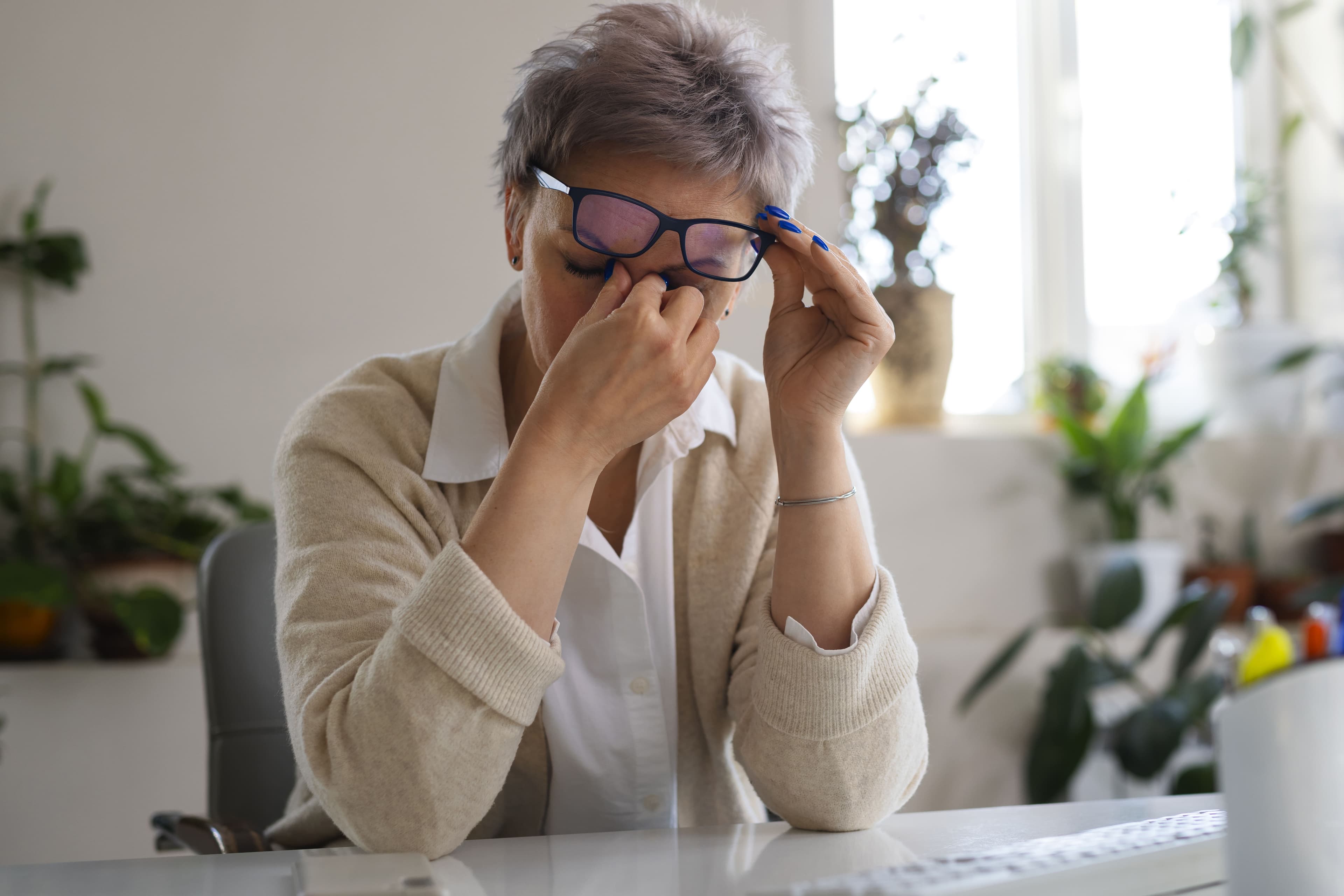 medium-shot-woman-sitting-desk (1)