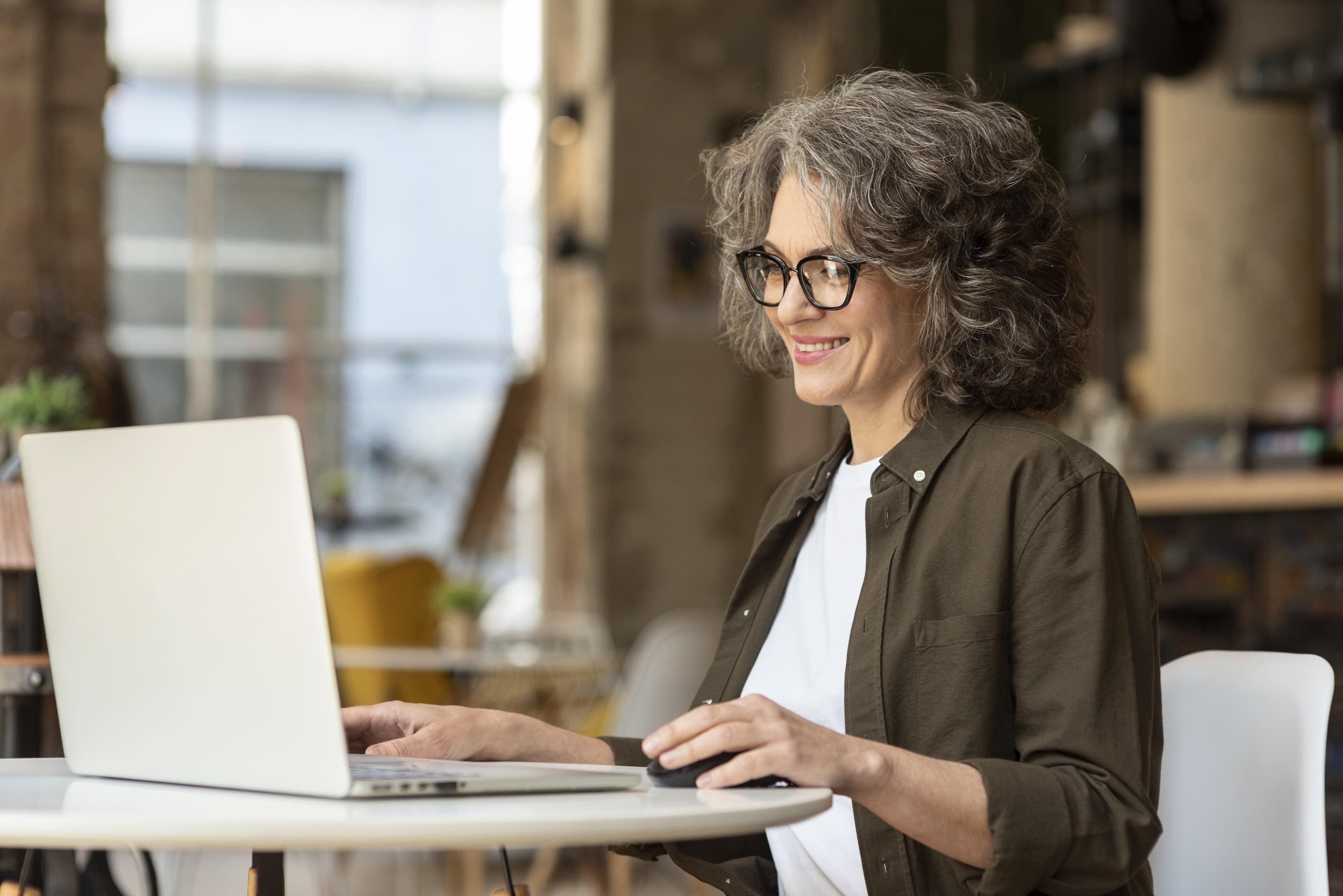 portrait-woman-with-laptop-working (1)